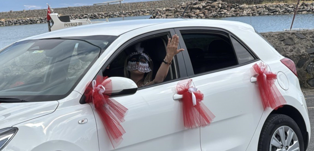 Eşinden boşanan kadın maske takıp göbek attı