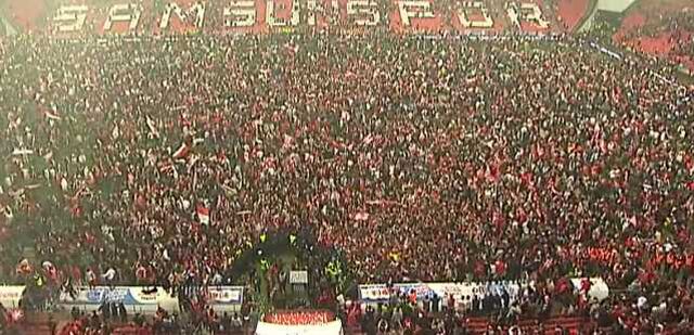 Samsunspor şampiyon oldu, taraftar sahaya akın etti! İzdihamın içinde kalan kaleci hayatının şokunu yaşadı