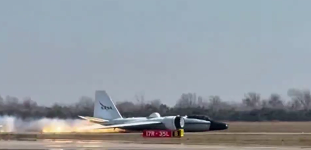 NASA araştırma uçağı, alev alarak gövde üzerine iniş yaptı