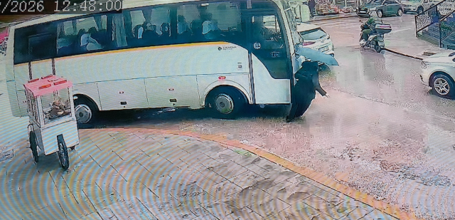 Servis minibüsünün çarpıp sürüklediği kadın yara almadan kurtuldu