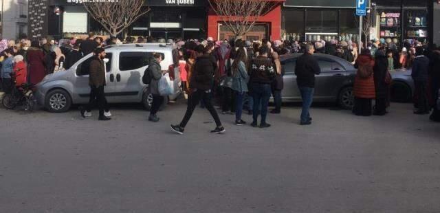 İndirimi duyan mağazaya koştu! Ortaya yine izdiham görüntüleri çıktı