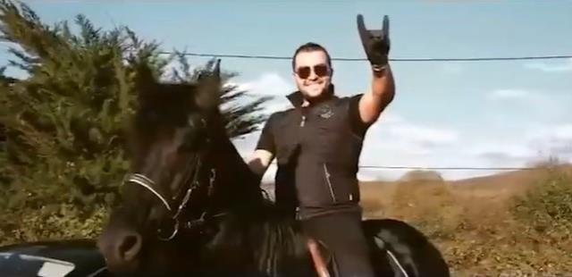 Polislerle yaşadığı diyalogla tepki çeken Gökhan Göz'ün bozkurt işareti yaptığı görüntü ortaya çıktı