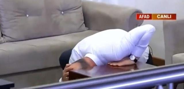 Canlı yayında 7.6'lık depremin canlandırmasını yapan Bakan Soylu, masanın altına girdi