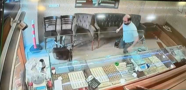 Kuyumcudaki silahlı soygun girişimini sandalye fırlatarak engelledi