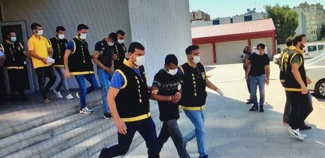 Eşiyle görüşüp barışabilmek için iki ayrı kamyonet çalan hırsız, uyurken yakayı ele verdi