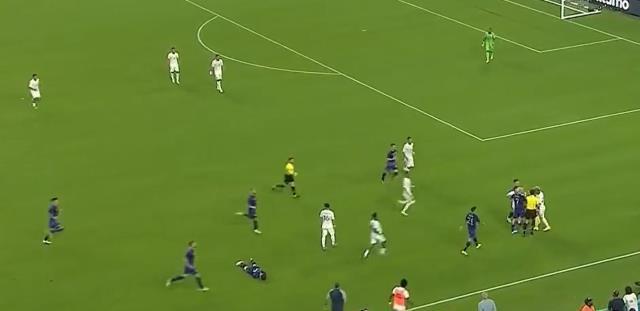 Messi'yi yere düşürdüğüne bin pişman oldu! Dünya, Arjantin maçında yaşananları konuşuyor