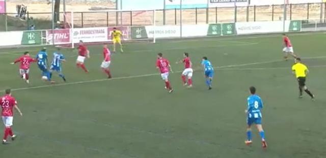 Bu hakem ne yapıyor! Sahadaki 22 futbolcu da verdiği karar karşısında dondu kaldı