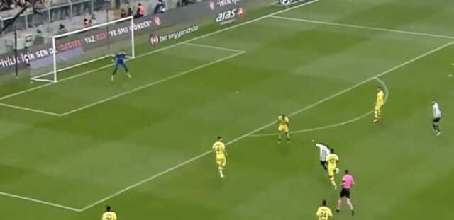 Ne yaptın sen öyle Aboubakar! Akılalmaz golüyle herkesi yerinden kaldırdı