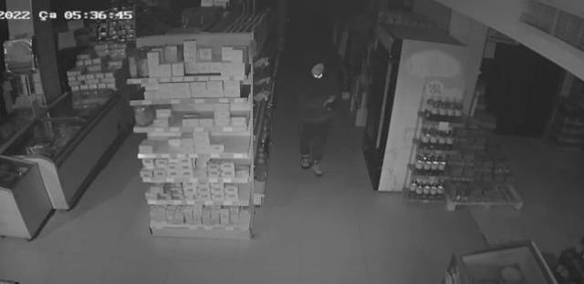 Girdiği markette kasaları boşaltan hırsız, işini bitirdikten sonra soda içti