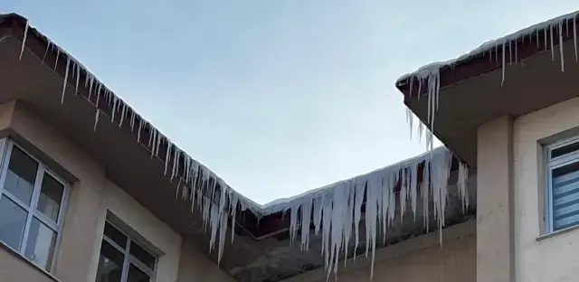 Kent buz kesti, dışarı çıkanların kaş ve kirpikleri donuyor