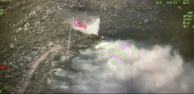 Pilotlar Yangında Türk Bayrağını Korudu