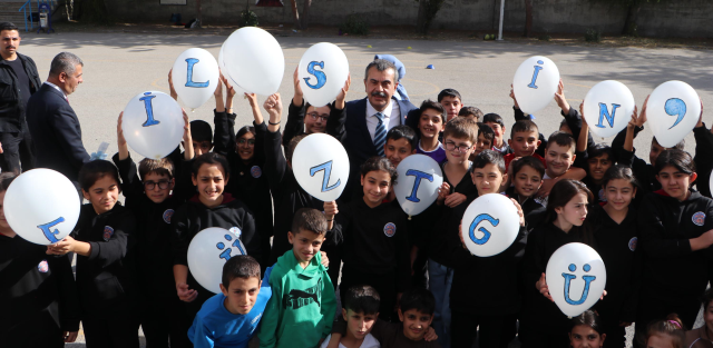 Bakan Tekin öğrencilerle yakantop oynayıp halat çekti