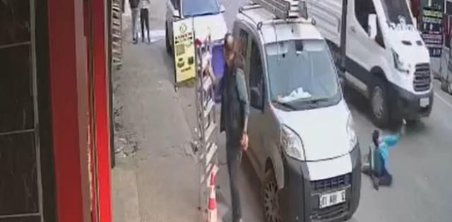 Kamyonetin çarptığı çocuk metrelerce sürüklendi! O anları iş yeri kamerası anbean kaydetti