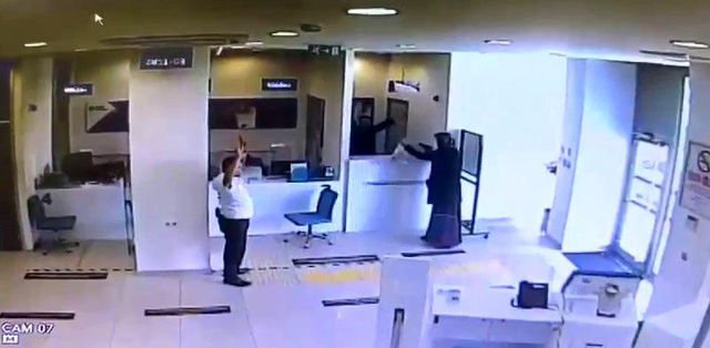 Annesinin kıyafetleriyle kadın kılığına girip banka soydu
