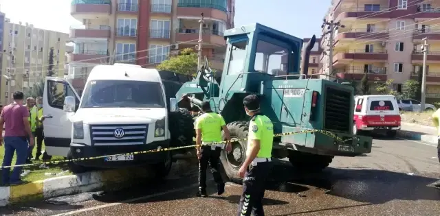 Freni boşalan iş makinesi, minibüsü biçti! Yaralılar var