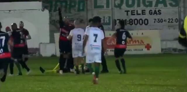 Brezilya'da futbolcu terörü! Maç oynanırken hakemin kafasını tekmeleyerek öldürmeye çalıştı