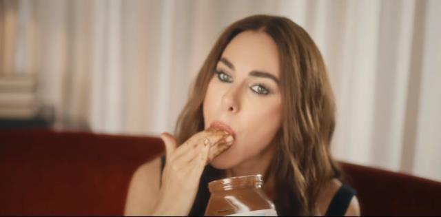 Defne Samyeli'nin klibinde elleriyle çikolata yemesi sosyal medyayı salladı