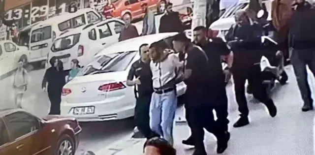 Arnavutköy'de taciz iddiası ortalığı karıştırdı! Öfkeli kalabalığı jandarma zor dağıttı