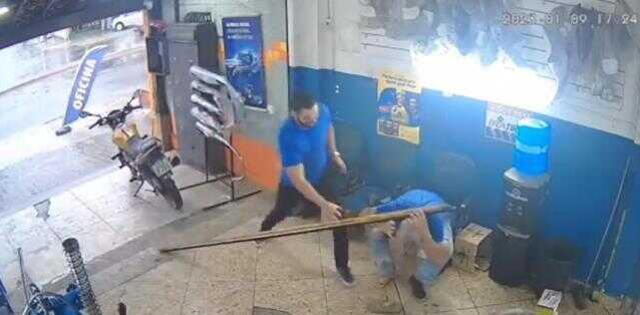 Yardımcı olsun diye işe alınan çırak, 1 dakika içinde ustasının hem ayağını hem kafasını kırdı Yardımcı olsun diye işe alınan çırak, 1 dakika içinde ustasının hem ayağını hem kafasını kırdı