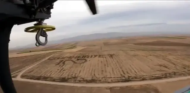 Helikopterle görevden dönen askerler, tarlasına 'Cumhuriyet' yazan çiftçiyi görüntüledi