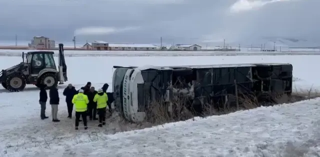 Kars'ta can pazarı! Yolcu otobüsü şarampole devrildi