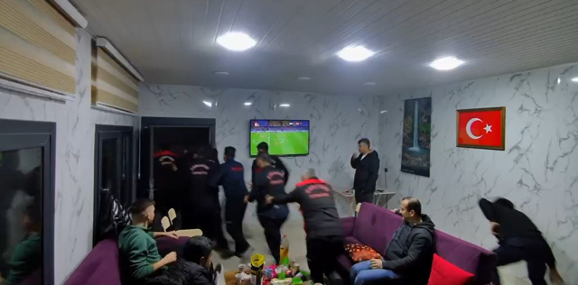 Siren çaldı, derbi yarım kaldı! İtfaiyecilerin refleksi 'Helal olsun' dedirtti
