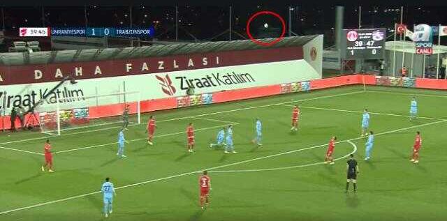 Trabzonspor maçında akıllara durgunluk veren olay! Auta giden top, kendi kendine oyun alanına geri döndü