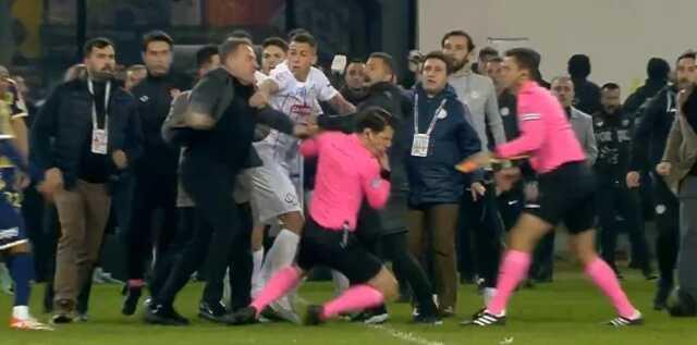 Adalet Bakanı Tunç: Hakem Halil Umut Meler'e yönelik yumruklu saldırıyla ilgili adli soruşturma başlatıldı