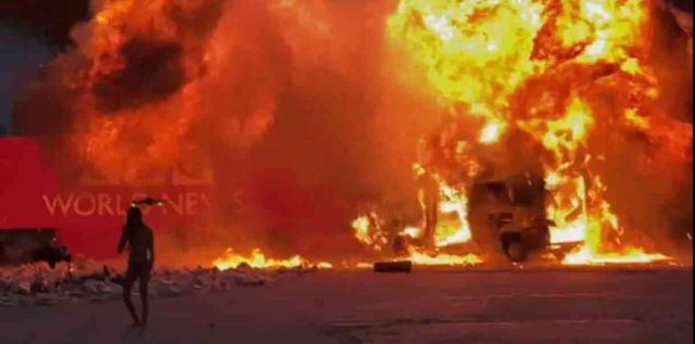Çıplak yönetmen, çekim sırasında BBC'ye ait tırı havaya uçurdu