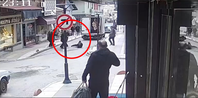 Tabanca ile vurup tekmeledi! Dehşet anları kamerada