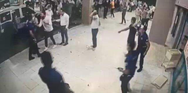 Koronavirüsten ölen hastanın yakınları sağlıkçılara ve polislere saldırdı