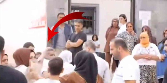 Kalabalığa dönüp haykıran Narin'in akrabası yumruklanarak susturuldu: Gidin yalan konuşun, tamam mı?