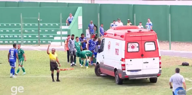 Kafasını saha kenarındaki duvara vuran futbolcu ağır yaralandı