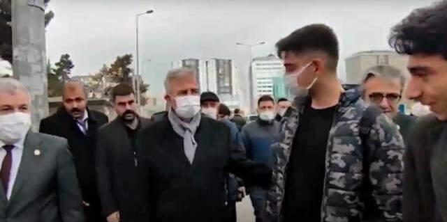 Mansur Yavaş'tan fotoğraf çektirmek isteyen gençlere güldüren yanıt: Çıkar telefonunu