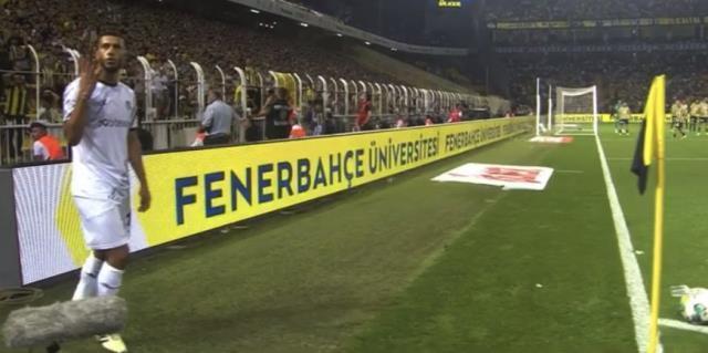 Adana Demirsporlu Belhanda'dan Kadıköy'de Fenerbahçe taraftarına olay hareket