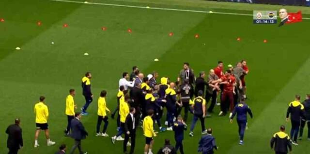 Başrolde yine aynı isim var! Galatasaray ve Fenerbahçe oyuncuları arasında kavga çıktı