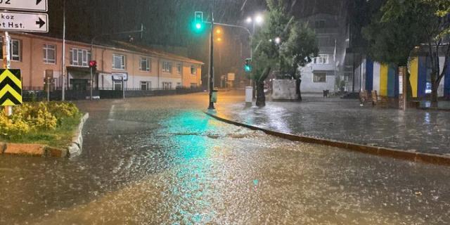 İstanbul'da uzun süre unutulmayacak gece! Sabaha kadar 7 binden fazla şimşek çaktı