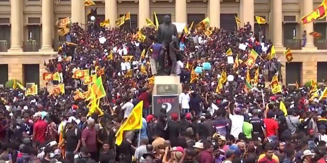 Sri Lanka'da başkanlık sarayını işgal eden protestocular, binanın içinde tomar tomar para buldu