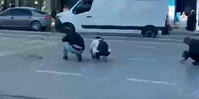 Paralarını yanına alıp scootera bindi, yolda poşet yırtılınca paralar yola saçıldı