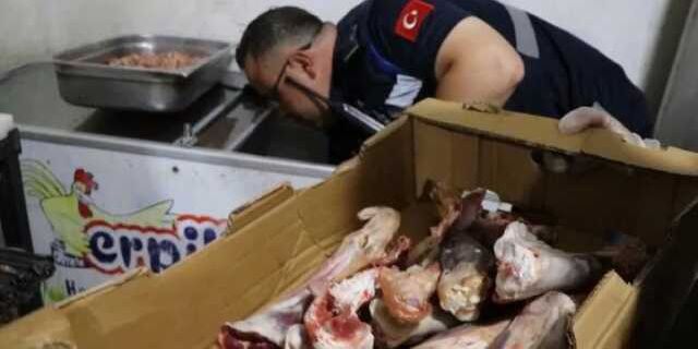 Bu kadarına da pes! Çamaşır suyunda bekletilen etleri vatandaşa satacaklardı