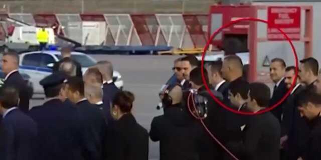 Cumhurbaşkanı Erdoğan'ın uzun boylu ve bıyıklı koruması Yunanistan'da gündem oldu