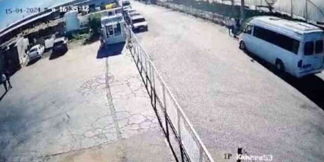 İş yerinde tartıştığı kişiyi minibüsle ezerek öldürdü! Olay anı kamerada