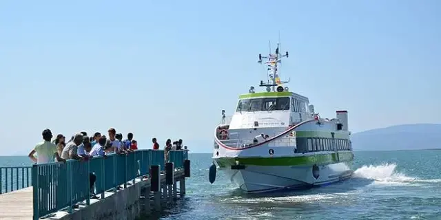 İznik Gölü'nde bir dönem deniz otobüsünün yanaştığı iskele karada kaldı