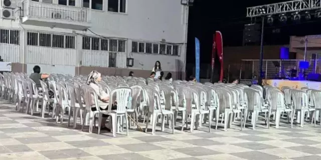 Konser alanındaki boş sandalyeler