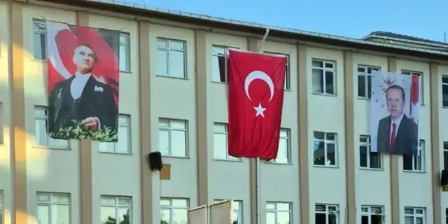 Bakan Tekin'den okullara Cumhurbaşkanı Erdoğan'ın posterinin asılmasıyla ilgili eleştirilere yanıt