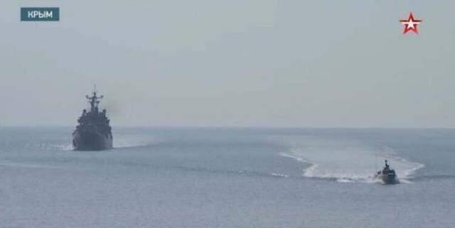 Rusya, Kırım'da onlarca gemi ve jetle gövde gösterisi yaptı! Resmi televizyon dev tatbikatı canlı olarak yayınladı