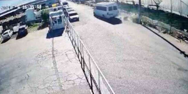 İş yerinde tartıştığı kişiyi minibüsle ezerek öldürdü! Olay anı kamerada