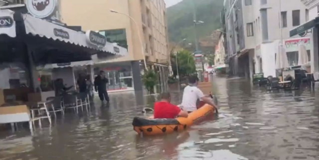 Muğla'da sağanak ve fırtına etkili oluyor! Yollar, evler mezarlar sular altında