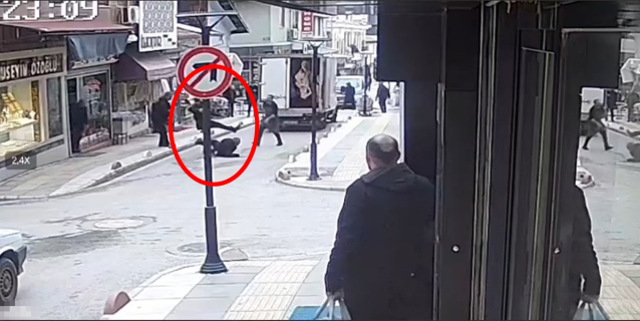 Tabanca ile vurup tekmeledi! Dehşet anları kamerada