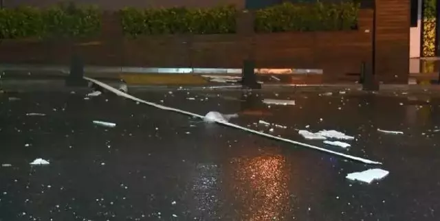 İstanbul'daki hava durumunu özetleyen fotoğraf! Binanın dış cephe kaplaması söküldü